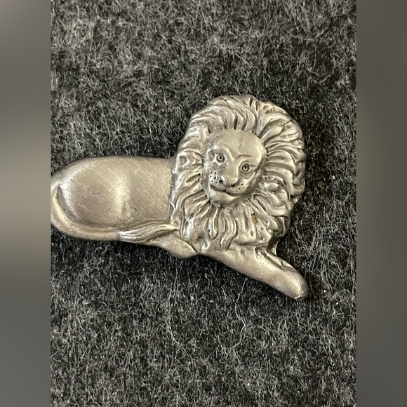 Jewelry - Vintage pewter lion brooch